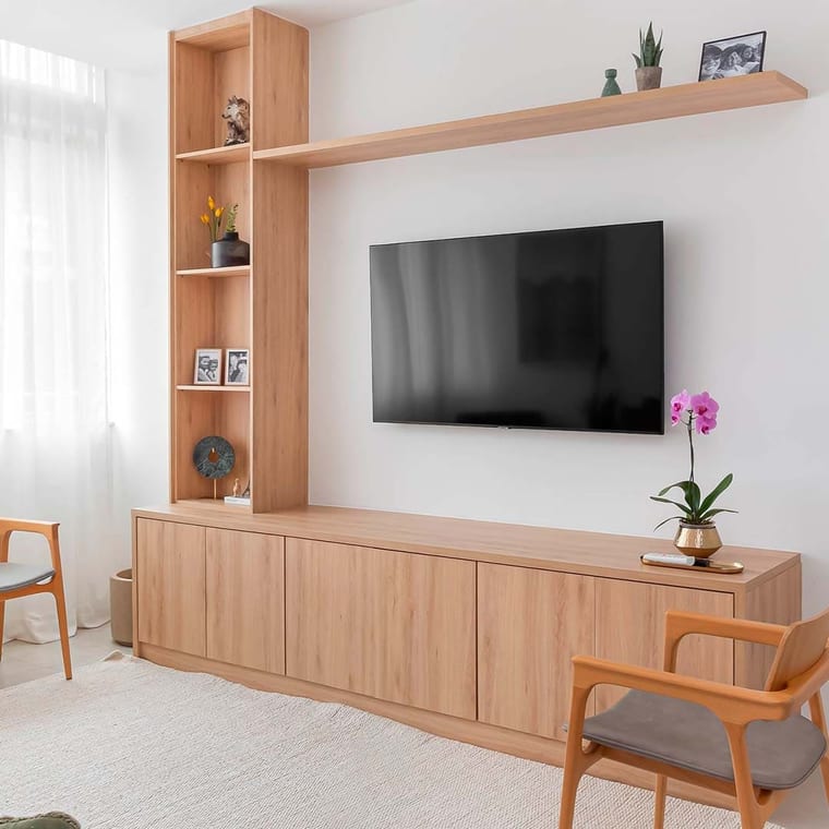 Sala de estar com painel para TV planejado da Doutor Ajeita